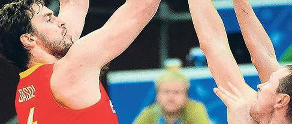Höhenvorteil. Pau Gasol (l.) dürfte nach den Litauern auch die Deutschen in der Verteidigung vor Probleme stellen. Foto: dpa