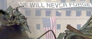 We will never forget - wir werden niemals vergessen, steht auf einem Banner über Ground Zero, im September 2001.
