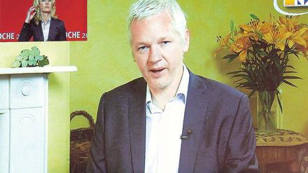 Per Satellit ist Julian Assange am Dienstag zur Medienwoche zugeschaltet worden. Journalistin Melinda Crane (oben links) interviewte den Wikileaks-Gründer. Foto: Reuters