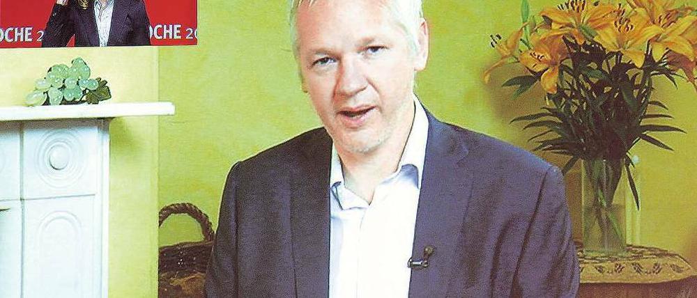 Per Satellit ist Julian Assange am Dienstag zur Medienwoche zugeschaltet worden. Journalistin Melinda Crane (oben links) interviewte den Wikileaks-Gründer. Foto: Reuters