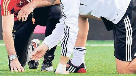 Sind hier irgendwo die leichten Gegner versteckt? Bundestrainer Joachim Löw (links) und Teammanager Oliver Bierhoff gehen jetzt in die Feinplanungen für die EM, könnten dabei aber mit einer groben Auslosung konfrontiert werden. Foto: dapd