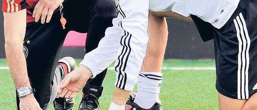 Sind hier irgendwo die leichten Gegner versteckt? Bundestrainer Joachim Löw (links) und Teammanager Oliver Bierhoff gehen jetzt in die Feinplanungen für die EM, könnten dabei aber mit einer groben Auslosung konfrontiert werden. Foto: dapd