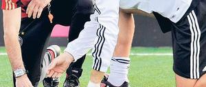 Sind hier irgendwo die leichten Gegner versteckt? Bundestrainer Joachim Löw (links) und Teammanager Oliver Bierhoff gehen jetzt in die Feinplanungen für die EM, könnten dabei aber mit einer groben Auslosung konfrontiert werden. Foto: dapd
