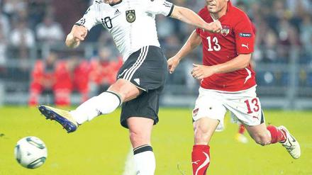 Und es hat bumm gemacht. Podolskis Stärke ist der Torabschluss. Sein linker Fuß ist eine Waffe, seine Form nicht immer. Foto: AFP