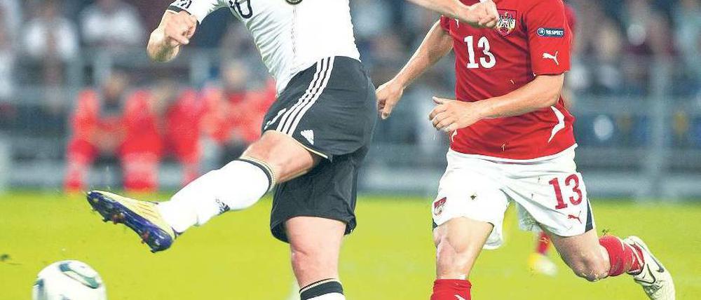 Und es hat bumm gemacht. Podolskis Stärke ist der Torabschluss. Sein linker Fuß ist eine Waffe, seine Form nicht immer. Foto: AFP