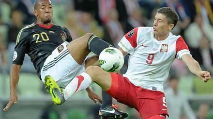 Und hoch das Bein. Jerome Boateng im Zweikampf mit dem polnischen Torschützen Robert Lewandowski.