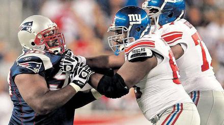 Kampf der Kolosse. New Englands Albert Haynesworth (links) sieht sich zwei Spielern der New York Giants gegenüber. Foto: Reuters