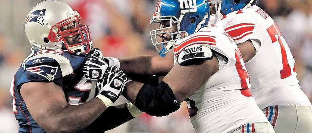 Kampf der Kolosse. New Englands Albert Haynesworth (links) sieht sich zwei Spielern der New York Giants gegenüber. Foto: Reuters