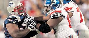 Kampf der Kolosse. New Englands Albert Haynesworth (links) sieht sich zwei Spielern der New York Giants gegenüber. Foto: Reuters