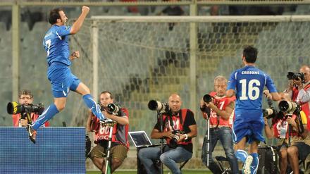 Da kann man sich schon mal freuen. Giampaolo Pazzini schießt Italien mit seinem Treffer zur EM-Endrunde.