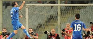 Da kann man sich schon mal freuen. Giampaolo Pazzini schießt Italien mit seinem Treffer zur EM-Endrunde.