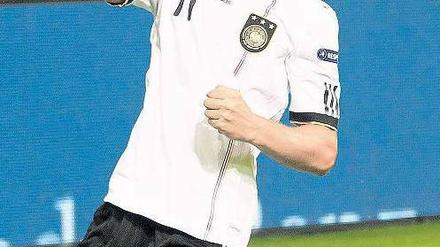 Umgepolt. Miroslav Klose will beim heutigen Spiel in Polen englisch sprechen. Foto: dpa