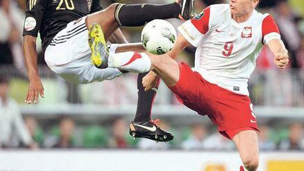 Luftige Angelegenheit. Nicht immer waren Jerome Boateng (l., mit Robert Lewandowski) und die deutsche Abwehr auf der Höhe. Foto: dpa