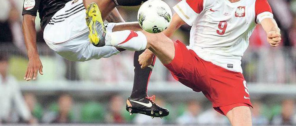 Luftige Angelegenheit. Nicht immer waren Jerome Boateng (l., mit Robert Lewandowski) und die deutsche Abwehr auf der Höhe. Foto: dpa