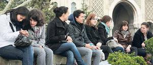 Elite von morgen. Studierende vor der alten Universität Istanbul im Stadtteil Beyazit. 