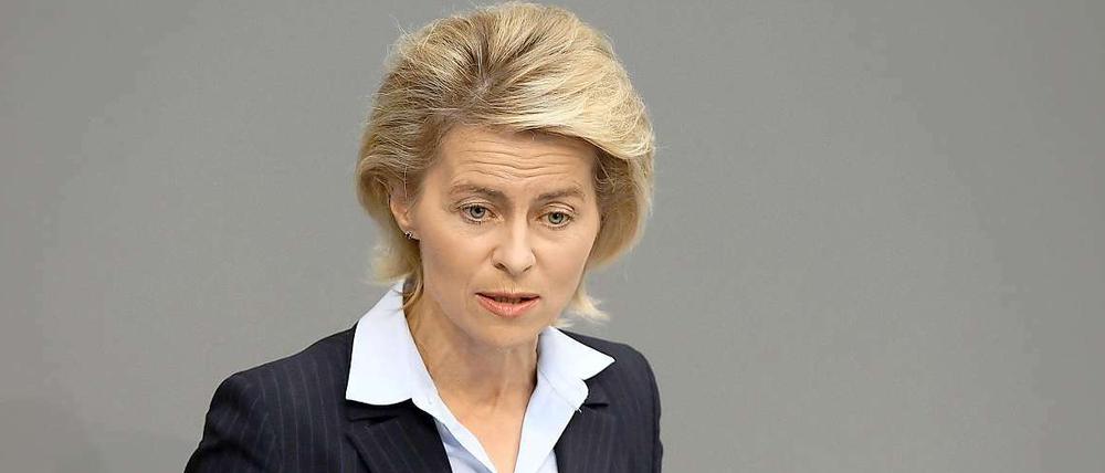 So viel zusätzlich. Ursula von der Leyen erklärt im Bundestag ihr Modell der Zuschussrente.