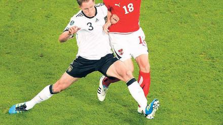 Benedikt Höwedes, 23 (l.), bestritt gegen Österreich sein drittes Länderspiel. Der Kapitän des FC Schalke 04 gilt als Option für die rechte Außenbahn. Foto: dapd