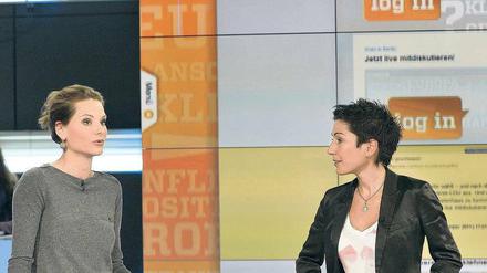 Nachgefragt. Während der „Log In“-Sendung erkundigte sich ZDF-Moderatorin Dunja Hayali (r.) bei Milena Bonse nach Stimmen aus dem Netz. Die Zuschauer konnten sich über die Homepage des Tagesspiegel, über Facebook oder Twitter einbringen. 