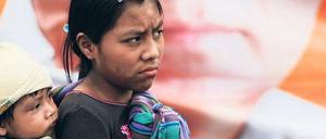 14 Millionen Menschen leben in Guatemala. Das Land ist die größte Volkswirtschaft in Zentralamerika, aber mehr als die Hälfte der Bürger lebt in Armut. Viele setzen bei der Präsidentenwahl ihre Hoffnung auf den ehemaligen General Otto Pérez Molina, hier im Hintergrund auf einem Wahlplakat zu sehen.