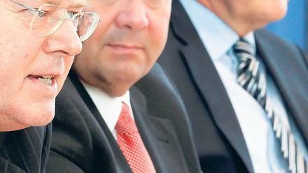 Drei wie einer. Die SPD-Troika Steinbrück, Gabriel und Steinmeier steht hinter dem neuen Finanzkonzept.