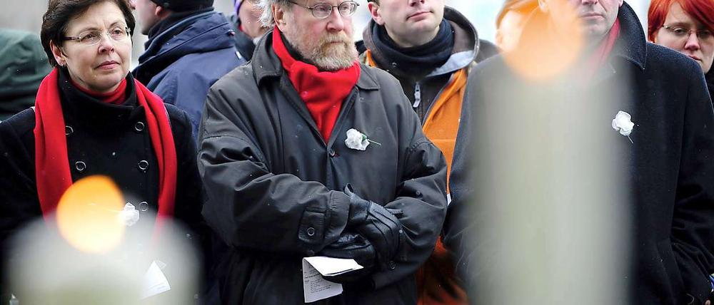 Wolfgang Thierse (zweiter von links) während einer Demonstration gegen die Neonazi-Kundgebung in Dresden im Februar 2011.