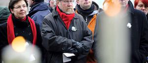 Wolfgang Thierse (zweiter von links) während einer Demonstration gegen die Neonazi-Kundgebung in Dresden im Februar 2011.