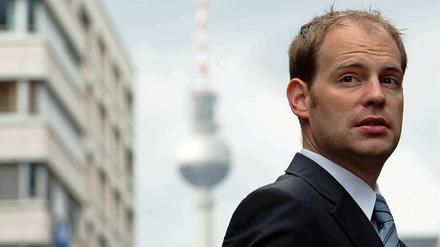 „Für den Berliner Wahlkampf gibt es erst einmal keine Konsequenzen“, sagte Christoph Meyer, FDP-Spitzenkandidat für die Wahl in Berlin, dem Tagesspiegel. Die Partei sei in „Schlagdistanz zur Fünf-Prozent-Hürde“. Nun müsse es darum gehen, die Unentschlossenen zu motivieren. „Wir sind die einzige Partei in Berlin für diejenigen, die morgens aufstehen und zur Arbeit gehen oder mal gegangen sind“, sagte Meyer.