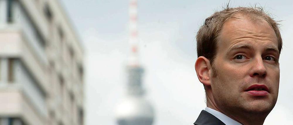 „Für den Berliner Wahlkampf gibt es erst einmal keine Konsequenzen“, sagte Christoph Meyer, FDP-Spitzenkandidat für die Wahl in Berlin, dem Tagesspiegel. Die Partei sei in „Schlagdistanz zur Fünf-Prozent-Hürde“. Nun müsse es darum gehen, die Unentschlossenen zu motivieren. „Wir sind die einzige Partei in Berlin für diejenigen, die morgens aufstehen und zur Arbeit gehen oder mal gegangen sind“, sagte Meyer.