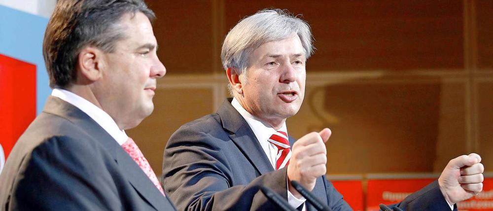 „Grandioses Ergebnis“: Der Berliner SPD-Spitzenkandidat Klaus Wowereit freute sich am Sonntagabend zusammen mit Parteichef Sigmar Gabriel.