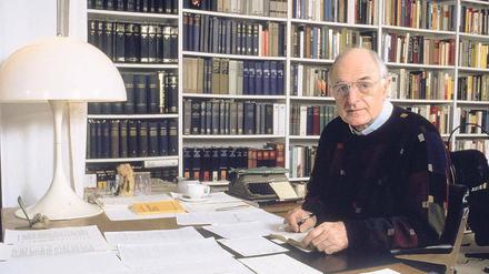 Weites Arbeitsfeld. Hans-Ulrich Wehler 1994 an seinem Schreibtisch. 