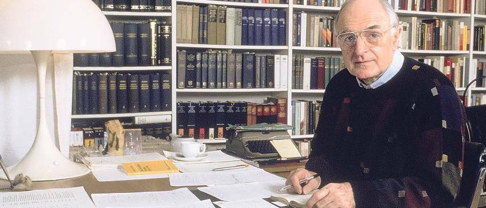 Weites Arbeitsfeld. Hans-Ulrich Wehler 1994 an seinem Schreibtisch.