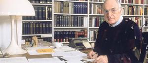 Weites Arbeitsfeld. Hans-Ulrich Wehler 1994 an seinem Schreibtisch.