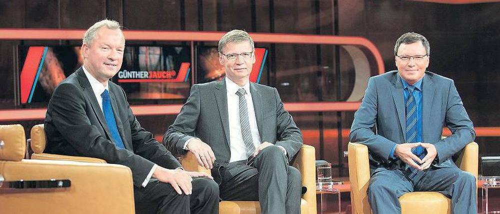 Probesitzen. NDR-Intendant Lutz Marmor (links), Günther Jauch (Mitte) und ARD-Programmdirektor Volker Herres im umgebauten Gasometer in Berlin-Schöneberg. 