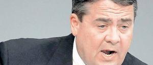 Er weiß erkennbar, wo es der Regierungskoalition wehtut. Der SPD-Vorsitzende Sigmar Gabriel am Donnerstag im Bundestag. 