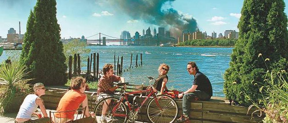 Merken sie es, diskutieren sie es? Thomas Hoepkers „Blick von Williamsburg auf Manhattan. Brooklyn, 11. September 2001“, ab heute in der Ausstellung „Unheimlich vertraut“ in der Galerie c/o Berlin zu sehen. Foto: Hoepker/Magnum