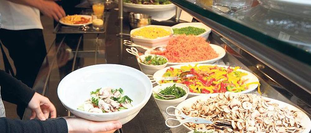 Mal in die Kantine. Experten raten zu leichter Kost, Powernap oder Bewegung. Foto: dpa