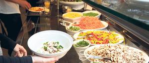 Mal in die Kantine. Experten raten zu leichter Kost, Powernap oder Bewegung. Foto: dpa