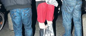 Abgeführt. Vor fast genau einem Jahr wurde der Verdächtige schon einmal gefasst. Beamte hatten seine Hände und Füße eingewickelt, um Spuren zu sichern. Foto: Andreas Markus