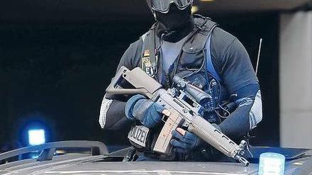 Höchste Sicherheit. Die Terrorverdächtigen wurden in abgedunkelten Transportern am Freitagnachmittag zum Ermittlungsrichter gebracht. Aus dem Schiebedach guckten die schwer bewaffneten Elitepolizisten. Foto: dpa/Jensen