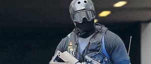 Höchste Sicherheit. Die Terrorverdächtigen wurden in abgedunkelten Transportern am Freitagnachmittag zum Ermittlungsrichter gebracht. Aus dem Schiebedach guckten die schwer bewaffneten Elitepolizisten. Foto: dpa/Jensen
