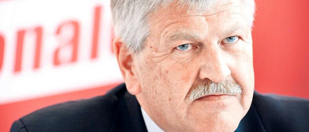 Zuletzt provozierte er durch ein Plakat. "Gas geben!" ist dort zu lesen, NPD-Chef Udo Voigt ist auf seinem Motorrad abgelichtet.
