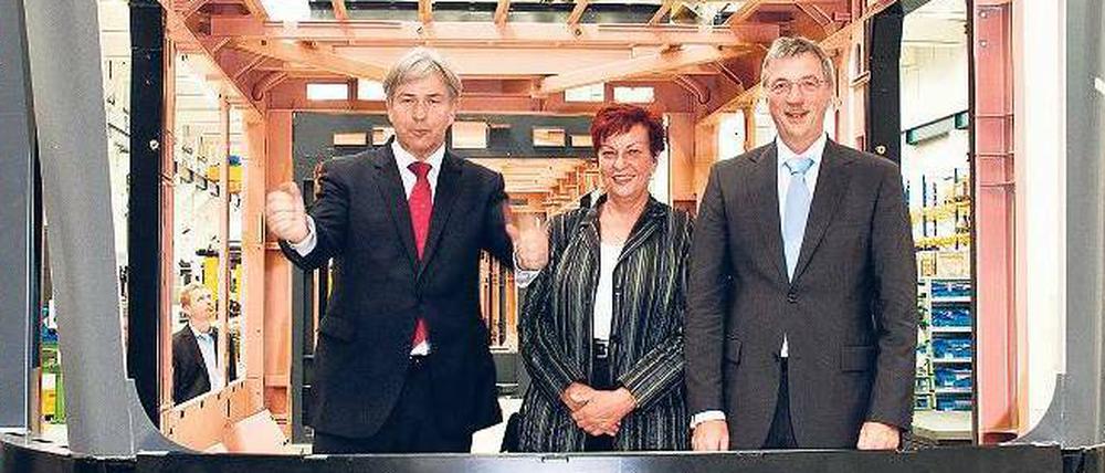 Im Gerippe. Klaus Wowereit (SPD), Christina Emmerich, Bezirksbürgermeisterin in Lichtenberg, und Stadler-Chef Michael Daum besichtigen den Rohbau eines Zuges.
