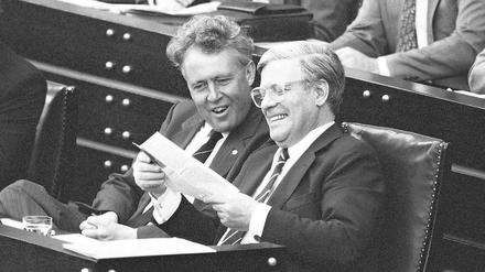 Kanzler und Parteisoldat: Helmut Schmidt und Hans Apel.