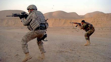 Schießende Soldaten