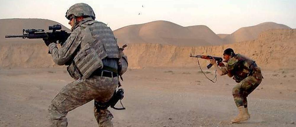 Schießende Soldaten