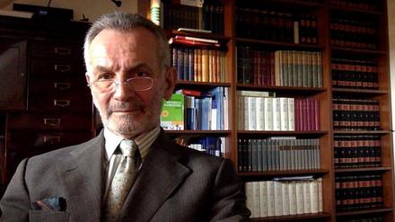 Staatsrechtler Christian Pestalozza vor einem Bücherregal. 
