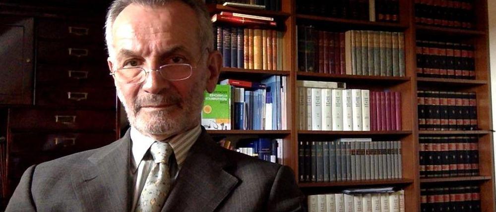 Staatsrechtler Christian Pestalozza vor einem Bücherregal. 