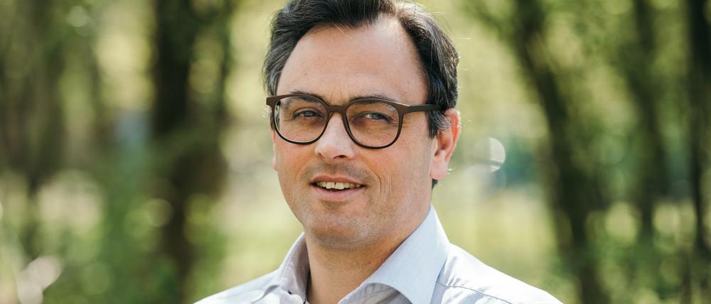 Prof. Christian Karagiannidis im Portrait vor dem Hauptgebäude des Klinikums in Merheim. Aufgenommen am 8. April 2020 in Merheim, Nordrhein-Westfalen, DEUTSCHLAND.