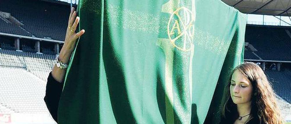 Grün auf Grün. Das Gewand wurde am Dienstag im Stadion gezeigt.
