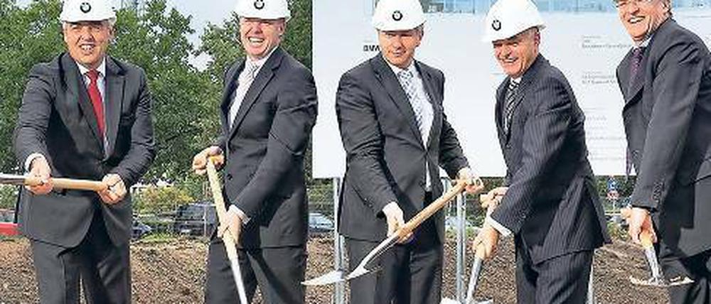 Spatenstich. Hans-Reiner Schröder, Leiter der BMW Niederlassung Berlin, BMW-Vorstand Ian Robertson, Klaus Wowereit und Karsten Engel, Leiter Vertrieb. Foto: promo